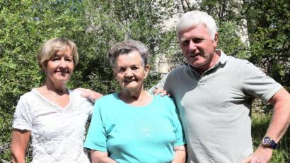 Bild: bö
Hedwig Hauer (Mitte) mit Tochter Dagmar und Schwiegersohn Jochen Jeziorowski.