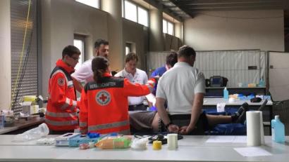 Bild: Unger, Heike
Wundbehandlung im G.O.N.D.-„Krankenhaus“: Das Rote Kreuz hat im Untergeschoss der Ostbayernhalle ein Behandlungszentrum eingerichtet. Hier können die Ehrenamtlichen alles behandeln, was sie sonst auch im Rettungswagen tun.