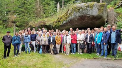 Bild: dü
Theaterfreunde aus Kastl und dem Kolping-Bezirk Neumarkt beim Erinnerungsfoto auf der Luisenburg.