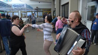 Bild: fz
Zu Fiedlers Musik wird schon vormittags fleißig getanzt.