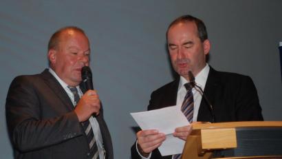 Bild: gib
Wasserkraft-Vertreter Hans-Peter Lang (links) überreichte Minister Aiwanger ein Schreiben über „Artenvielfalt am Wasserkraftwerk“ mitsamt einem Tütchen mit Uferpflanzen-Wildblumensamen.