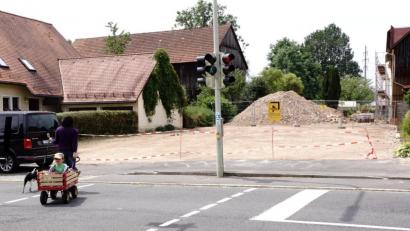 Bild: Picasa
Das Veigl-Wirtshaus ist verschwunden und das Grundstück eingeebnet. Als Parkplatz kann es noch nicht frei gegeben werden, damit parkende Autos den Abtransport des zerkleinerten Bauschutts nicht behindern. Wann das sein wird, konnte bei der Abbruchfirma in Weiden nicht in Erfahrung gebracht werden. Sie war am Freitag telefonisch nicht erreichbar.
