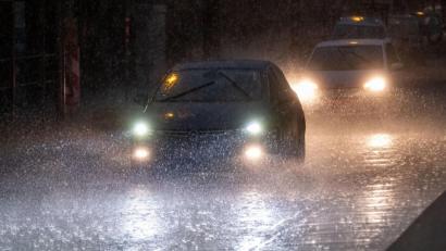 Symbolbild: Peter Steffen/dpa 
Starkregen (Symbolbild) hat am Freitag und Samstag zu drei Unfällen auf der A6 geführt.