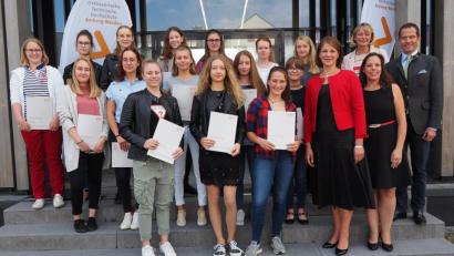 Bild: Bühner
Teilnehmerinnen und Projektbetreuer beim Abschluss des Mint-Mädchen-Projekts. Mit dabei auch OTH-Präsidentin Andrea Klug und Bundestagsabgeordneter Albert Rupprecht (hinten, Zweite und Erster von rechts).