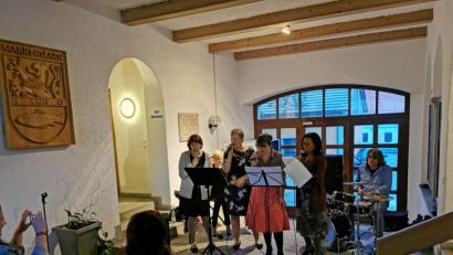 Bild: gz
Abschließend bieten Irmgard Forster, Alexandra Bucko, Ulrike und Miriam Schwab, Paulette Siegl und Schlagzeuger Jürgen Rohr das international bekannte Lied "Lollipop".