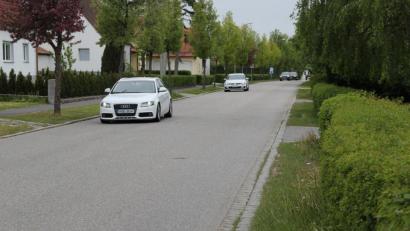 Bild: ral
Der Verkehr auf der Staatsstraße 2040 nimmt immer mehr zu, die Bürgerinnen und Bürger aus Schmidgaden und Trisching wollen mehr Schutz