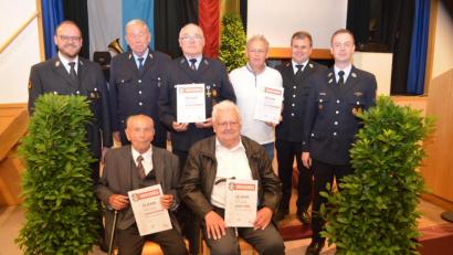 Bild: fz
Emmeram Merther ist die Hälfte der 150 Jahre Mitglied in der Feuerwehr, Adolf Giehl seit 65 Jahren (sitzend von links). Ehrenschirmherr und Landrat Andreas Meier (links) sowie Schirmherr und Bürgermeister Karlheinz Budnik (zweiter von rechts) sind beeindruckt und gratulieren zusammen mit Vorsitzendem Christian Münchmeier auch den weiteren Geehrten.