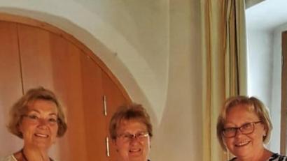 Bild: wbe
Marianne Gutwein (rechts) freut sich über die Spende von 400 Euro, die ihr von Brigitte Weigl und Monika Presl aus dem Vorstandsteam des Kath. Frauenbundes St. Marien für die vielen Aufgaben des SkF überreicht wurden.