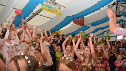 Bild: Freya Stöckl
Ausgelassene Stimmung beim Einzug der Festleute war garantiert. Die Akteure wurden gefeiert.