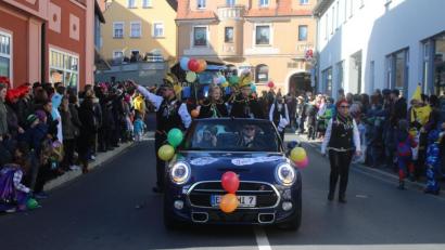 Bild: sne
Den Faschingszug in Pressath im offenen Cabrio anführen: Dieser Traum kann jetzt für zwei Prinzenpaare wahr werden.