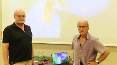 Bild: njn
Dr. Siegfried Steinkohl (rechts) zeigte den Steinwald in den vier Jahreszeiten in einem Lichtbildervortrag, den der VdK und das Generationen-Netzwerk mit Roland Lochner (links) organisierte.