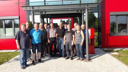 Bild: exb
Vorsitzender Max Bindl (Vierter von rechts) sowie Geschäftsführer Josef Andritzky (Sechster von Rechts) zusammen mit der Delegation der Freien Wähler Konnersreuth vorm Haupteingang der Firma Kassecker in Waldsassen.