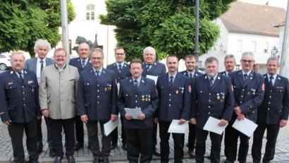 Bild: kro
Staatliche Ehrungen gab es für langjährge Aktive. Unser Bild zeigt von links Kreisbrandrat Andreas Wührl, Landrat Wolfgang Lippert, Bürgermeister Alfred Stier, Bernhard Fischer, Gerhard Kreuzer, Bernd Schmidkonz, Hermann Lobinger, Josef Dill, Jürgen Fischer, Thomas Schabner, Günther Janka, Kreisbrandinspektor Lorenz Müller, Engelbert Eckert und Kreisbrandmeister Helmut Czepa.