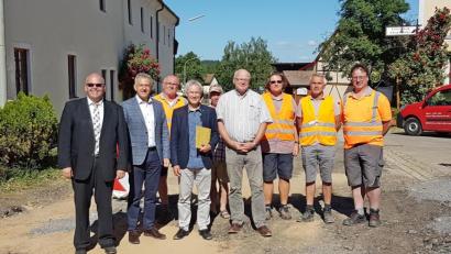 Bild: enz
Beim Beginn der Straßenbauarbeiten in Hardeck: Bürgermeister Klaus Meyer, IKOM-Stiftland-Vorsitzender Roland Grillmeier, Klärwärter Reinhold Bauer, Abteilungsleiter Gerhard Kederer vom Staatl. Bauamt, der ehemalige Bauhofleiter Josef Schnurer als Anlieger, Baudirektor Henner Wasmuth vom Staatl. Bauamt, Stefan Männer, Bauleiter der Fa. Roth, Bauleiter Hans Gschrey vom Staatlichen Bauamt und Wasserwart Konrad Hart (von links).