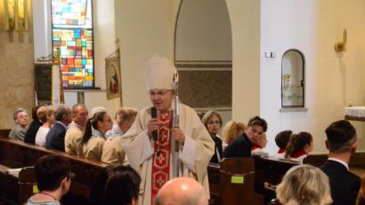 Bild: Kunz
Bischof Rudolf Voderholzer ist ein Mann des Volkes. In der Herz Jesu Kirche predigt er über den barmherzigen Samariter.