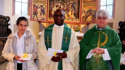 Bild: do
Bunt, laut, hilfsbereit und mit viel Humor gestaltete Vikar Dr. Chinedu Paul Ezenwa (Bildmitte) seine dreijährige Seelsorgetätigkeit in Eschenbach. Nun verabschiedete Dekan Thomas Jeschner (re) den aus Ost-Nigeria stammenden Geistlichen nach Pullenreuth. Dort übernimmt er die neugebildete Pfarreiengemeinschaft Pullenreuth/Neusorg. In die Pfarrei Bruck wird Gemeindereferentin Eva-Maria Frohmann versetzt.