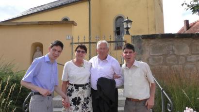 Bild: exb/Heinz Reißenweber
Die ehemalige Eschenbacher Stadträtin Gerda Rupprecht feiert in Tremmersdorf ihren Geburtstag. Dabei sind auch ihr Ehemann Josef (Zweiter von rechts) und die Söhne Martin (links) und Wolfgang (rechts).