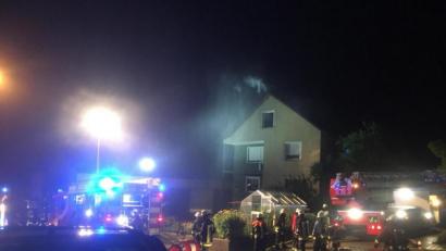 Bild: Polizei
Voller Einsatz in Schwend: Der Blitz hatte einen Dachstuhl in Brand gesteckt.