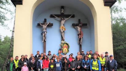 Bild: wmi
Sie trotzen den Wettervorhersagen und marschieren betend von Pegnitz über Pottenstein in den fränkischen Wallfahrtsort Gößweinstein: An der Kreuzkapelle auf der Anhöhe über Pottenstein legen die Schlammersdorfer Pilger einen kurzen Stopp ein, bevor sie das letzte Wegstück in Angriff nehmen.