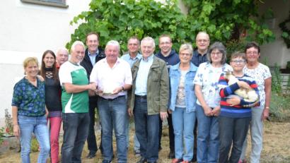 Bild: hcz
300 Euro für seine Jugendarbeit bekam FC-Ost-Vorsitzender Franz Bäumler von den Helfern beim Pfingstmontagsfest.