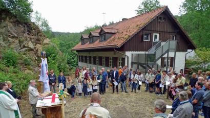 Bild: Dobmeier
Stammeskurat Thomas Kurz (am Holzaltar) betont bei der Andacht zum 20-Jährigen des Fördervereins Pfadfinder und Haus an der Blockhütte am Fischerberg, dass die Verbundenheit in einem starken Netzwerk zum Hausverein passe. Geistliche Worte sprechen (von links) Pater Johannes und Pfarrerin Stefanie Endruweit.