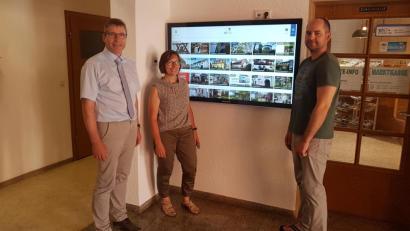 Bild: gi
Vom neuen Info-Terminal im Rathaus sind Bürgermeister Hermann Ach (links) und Touristikchefin Claudia Rieß begeistert. Systembetreuer Bernhard Meiller (rechts) wird für einen reibungslosen Betrieb sorgen.