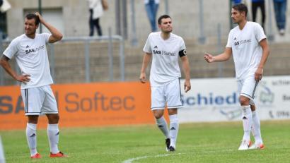 Bild: A. Schwarzmeier
Ratlosigkeit in den Gesichtern: Die SpVgg SV Weiden kam zum Saisonauftakt gegen den TSV Kareth nicht über ein 1:1 hinaus. Von links: Dominik Mandula, Stefan Graf und Benjamin Werner.