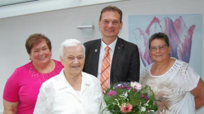 Bild: sm
Bürgermeister Ernst Schicketanz gratuliert Gertraud Betz (Zweite von links) im Seniorenwohnheim Löffler zum 85. Geburtstag.
