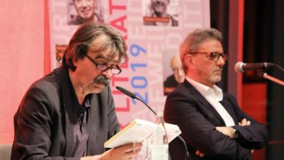 Bild: stg
Rezitator Reinhold Joppich und Gitarrist sowie Sänger Mario Di Leo präsentierten zur Eröffnung der Weidener Literaturtage 2019 die schönsten italienischen Liebesgeschichten und Canzoni d'Amor.