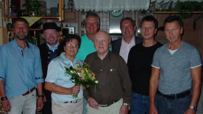 Bild: sck
Zur Familie gesellen sich hier zwei offizielle Gratulanten (von links): Matthias Merkl, Vorsitzender Hubert Pfab vom Trachtenverein Auerbach, Jubilarin Rosa Merkl, Manfred Merkl, Ehemann Richard Merkl, Bürgermeister Joachim Neuß, Alwin Merkl und Richard Merkl.