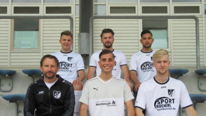 Bild: mr
Sie sollen dem Kader des 1. FC Schwarzenfeld mehr Breite geben: Die Neuzugänge (hinten von links) Marius Stangl (eigene A-Jugend), Jonas Fuchs (SC Ettmannsdorf II), Enis Yalcin (SC Ettmannsdorf II) und (vorne von links) Trainer Wolfgang Richthammer, Adrian Imeri (eigene A-Jugend) und Constantin Ruhland (reaktiviert).