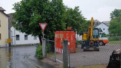 Bild: twi
Die Baufahrzeuge standen bereit, Fahrbahn wurde mit Markierungen versehen, Umleitung eingerichtet: Am Montag begannen die Arbeiten in der Ortsdurchfahrt von Neunaigen.