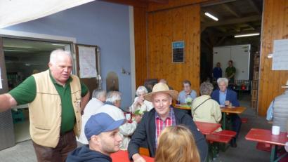 Bild: sl
OWV-Vorsitzender Michl Schwabl (links) dankt dem Vierseithof-Besitzer Josef Bernhard (mit Hut), dass er abermals mit seiner Familie sein Anwesen für das Traditionsfest zur Verfügung stellt.