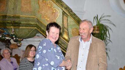 Bild: fjo
Sieglinde Wolf erhält für 30 erfolgreich organisierte Heimattreffen ein Dankeschön von Reinhold Wurdak.