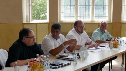 Bild: mor
Dr. Markus Wittmann (links) gab den CSU-Kreisräten mit Vorsitzendem Edgar Knobloch (von links), Landrat Andreas Meier und stellv. Landrat Albert Nickl Informationen zum Bezirksklinikum Wöllershof.