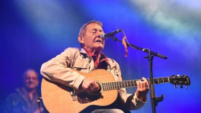 Bild: Tobias Schwarzmeier
Mit einem nostalgischen und bewegenden Auftritt begeistert Österreichs Musik-Ikone Wolfgang Ambros seine Fans.