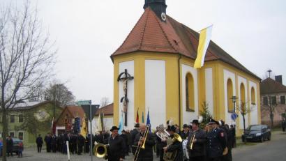 Bild: hme
Die Filialkirche St. Barbara geht, wie hier beim Barbarafest, mit gutem Beispiel voran, so wünscht sich die Kirchenverwaltung die gesamte Durchgangsstraße