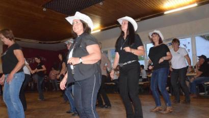 Bild: Kunz
Volle Konzentration: Line Dancer beim großen Tanzfest im "Anpfiff".