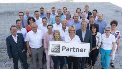 Bild: exb
Zu einer Tagung in Tirschenreuth trafen sich zahlreiche Vertreter von Möbelhäusern des „Interliving“-Verbundes aus ganz Deutschland.