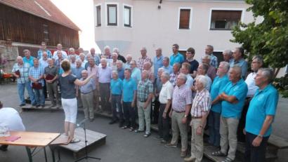 Bild: ibj
Ein fulminantes Finale bildeten die gemeinsamen Lieder der anwesenden Sänger mit Dirigentin Jana Müller.