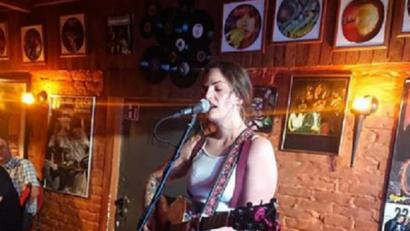 Bild: Salute
Willkommen zu Hause: Josie Paulus aus Luhe-Wildenau spielt nach fünf Jahren erstmals wieder ein Konzert in der Oberpfalz.