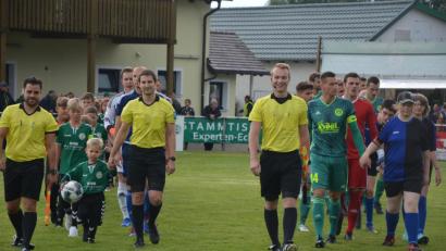 Bild: jr
Der SV Mitterteich (rechts) und der FC Vorwärts Röslau eröffneten am Freitagabend in Mitterteich die neue Saison der Landesliga Nordost. Begleitet wurden beide Mannschaften von Kindern der Lebenshilfe und der Nachwuchsabteilung des SV Mitterteich.
