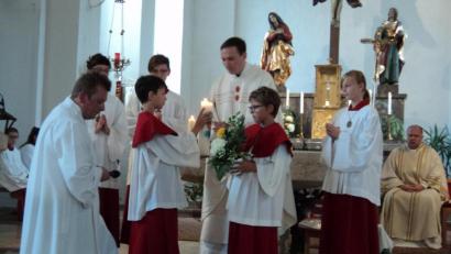 Bild: ksi
Die Ministranten tragen die Gaben zum Altar.