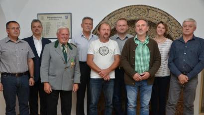 Bild: dob
Schützenmeister Johann Gösl (Dritter von links) freut sich über den Aufstieg der Luftpistolenmannschaft der "Edelweiß"-Schützen in die Oberpfalzliga. Bürgermeister Andreas Wutzlhofer (Zweiter von links) empfängt die erfolgreiche Mannschaft im Rathaus. Günter Bodensteiner (Dritter von rechts) ist zukünftig der fünfte Mann im Team. Werner Lang (links), Heinrich Zimmermann (Vierter von links), Gerd Scharff (Vierter von rechts) und Michael Göhl (rechts) erhaltgen als Meistermannschaft die Geschenke des Bürgermeisters.