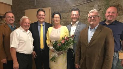 Bild: eig
Oliver Mutterer (Dritter von links) ist Bürgermeisterkandidat der Listenverbindung FDP/UB; mit im Bild Fraktionssprecher Heinz Kett, Kreisrat Hans Gösl, Gisela Mutterer, MdL Christoph Skutella, Wahlleiter Manfred Meier und Marktrat Wolfgang Bock (von links).