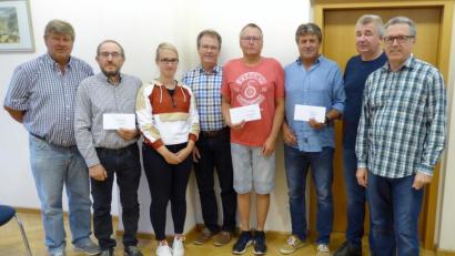 Bild: fsb
Spendenübergabe im Rathaus (von links): Bürgermeister Martin Schregelmann, Karl Waldeck (Imkerverein), Corinna Smola, Reinhard Kleber (CSU), Rainer Smola (Damenabteilung des SV), Martin Moller (Tennisclub), Uli Danzer (UPW) und Rudolf Teichmann (SPD)