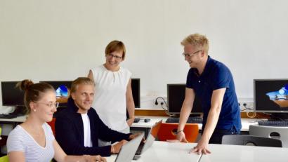 Bild: mia
Reichlich Technik-Ausstattung für den Unterricht: Die beiden Azubis Sarah Gösch und Maximilian M (sitzend) mit ihren Lehrkräften Eva-Maria Dimler und Thomas Feyrer (stehend).