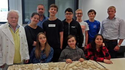 Bild: R. Kreuzer
Eine Gruppe der Max-Reger-Schule besucht Bäckermeister Alois Spitzer (links).