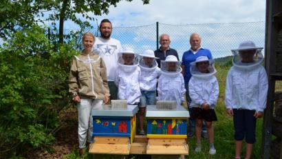 Bild: fz
Klassenlehrerin Susanne Friedrich leitet mit den Kindern das Bienenprojekt. Imker Matthias Wirth leitet an. Alfred Wulfänger und Karl-Heinz Buchberger (hinten von links) vom Obst- und Gartenbauverein hatten die Idee.