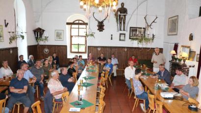 Bild: rpp
Zahlreiche Bürger sind gekommen, um sich von Stadtplaner Emil Lehner (stehend) über den aktuellen Stand bei der Dorferneuerung und Flurneuordnung zu informieren.